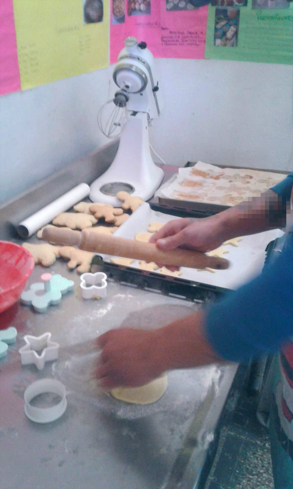 Foto de persona cocinando galletitas
