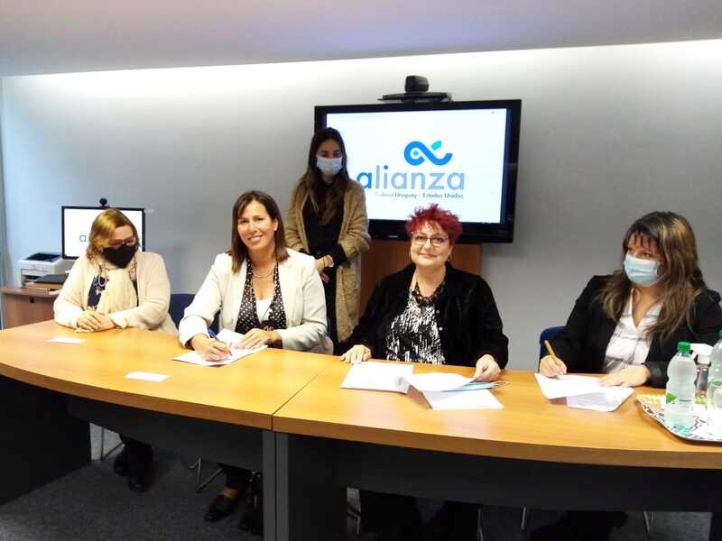 Autoridades Inisa y Alianza Cultural Uruguay firmando convenio