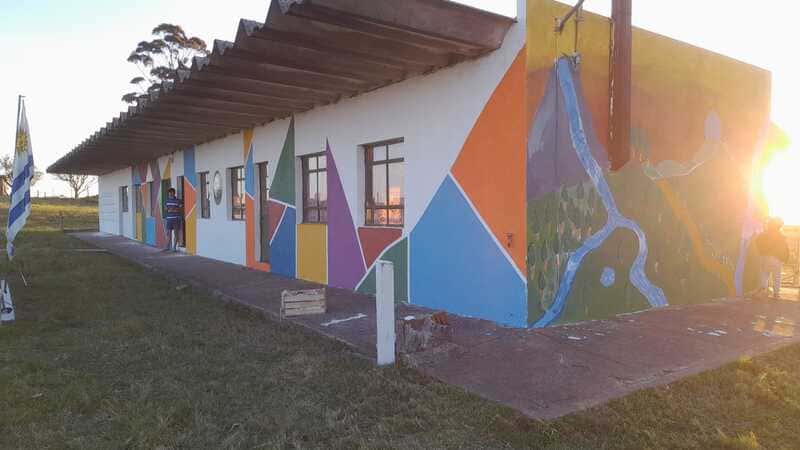 Fachada de escuela pintada y mural