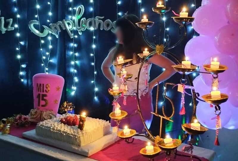 Adolescente con su torta de 15