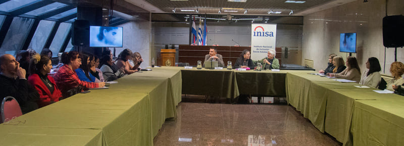 Mesa con todos los participantes y ponentes