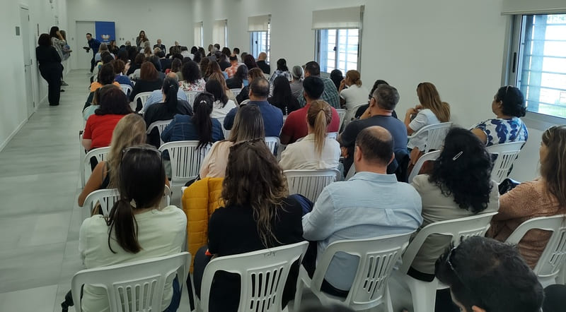 Salón de conferencia con todos los participantes