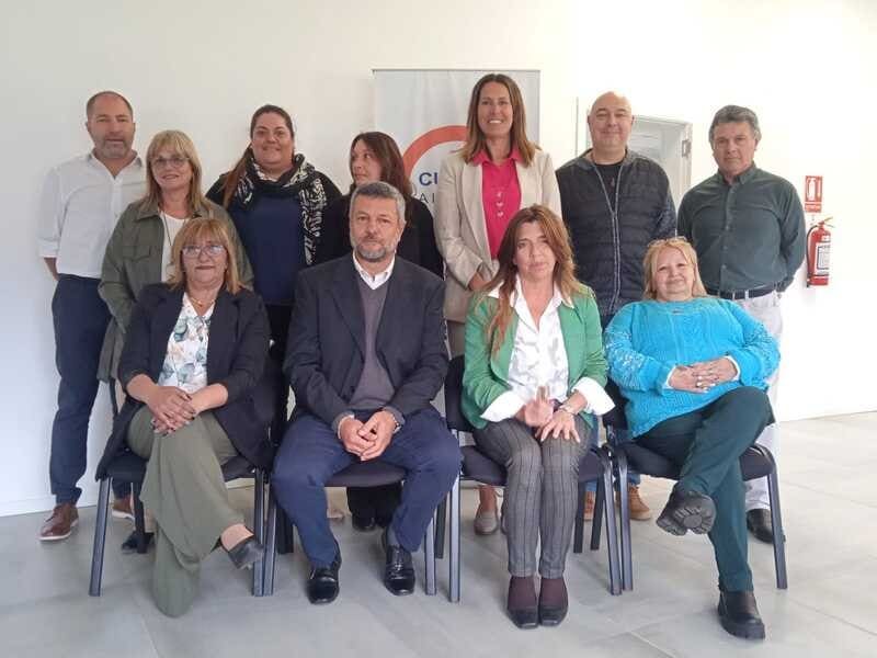 Equipo de la Academia y autoridades