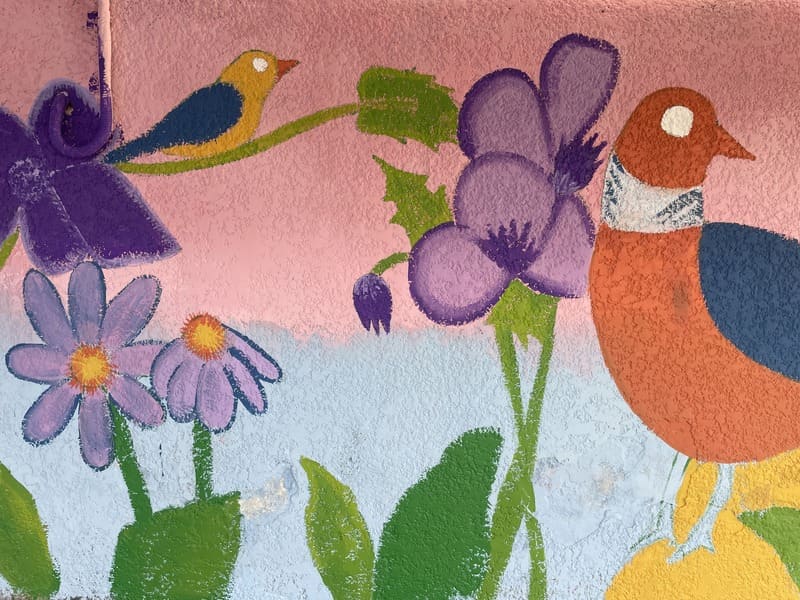 Mural con flores y pájaros