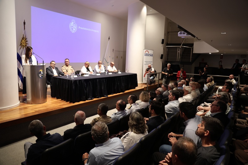 Autoridades en la sala