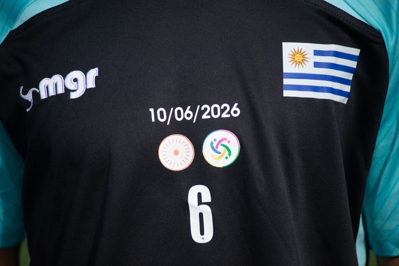Camiseta con el número 6, tiene una bandera uruguaya y logos del evento