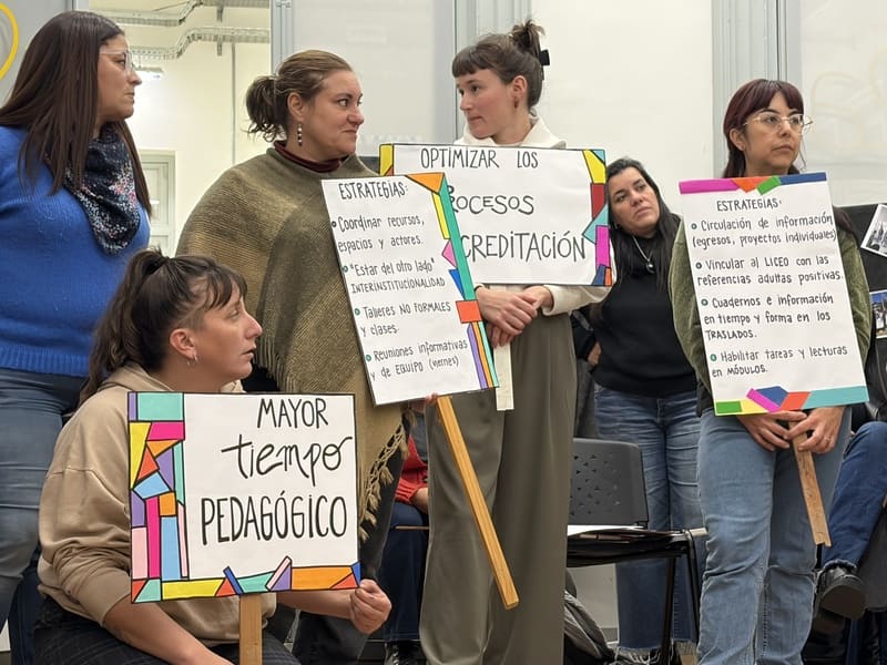 Mujeres paradas con carteles en las manos