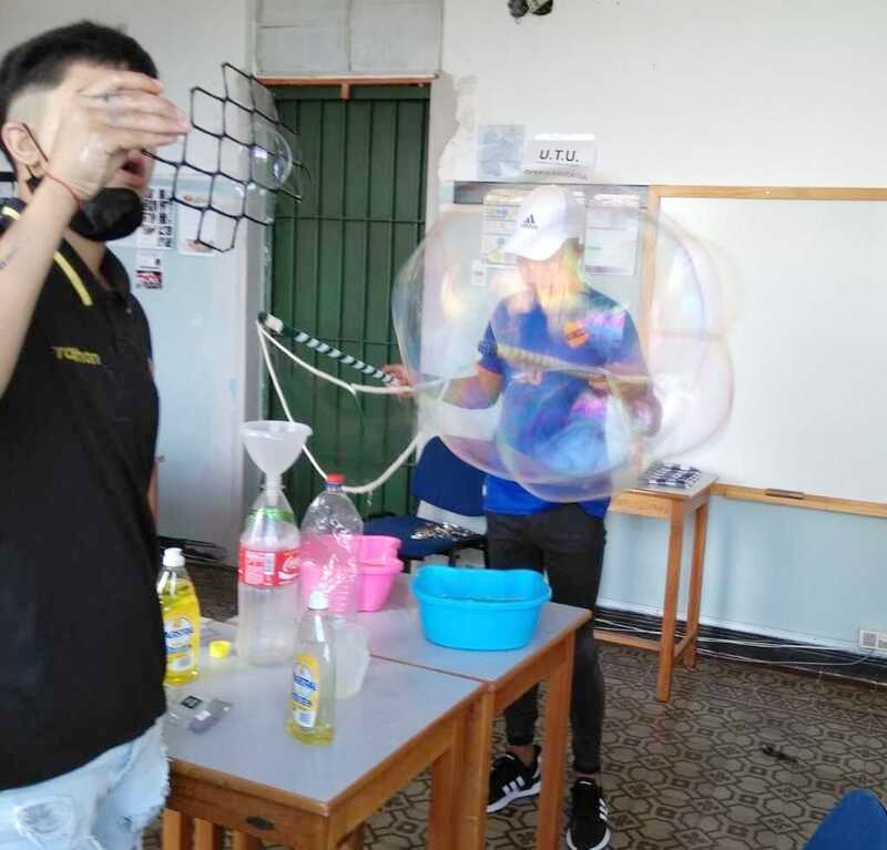 Jóvenes haciendo burbujas