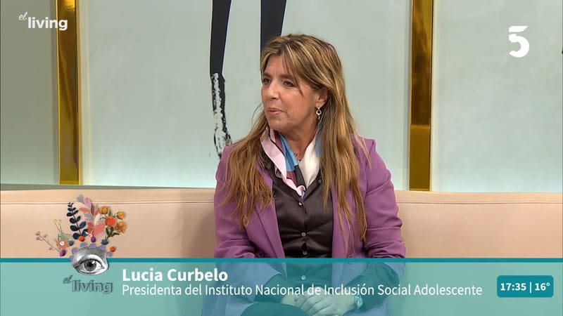 Lucía Curbelo sentada en el living del programa