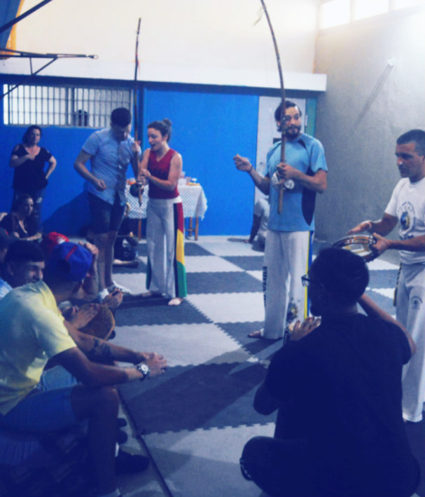 Foto de instructores de Capoeira enseñando