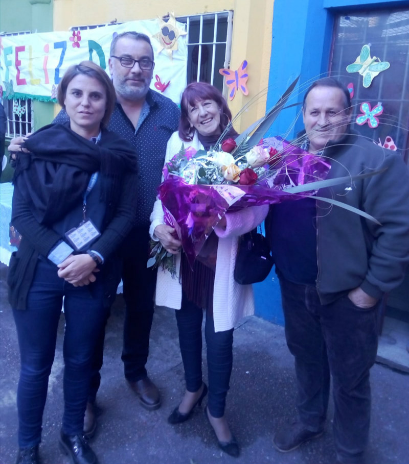 Foto de Josefina Mango junto a dos hombres y una mujer sosteniendo ramo de flores